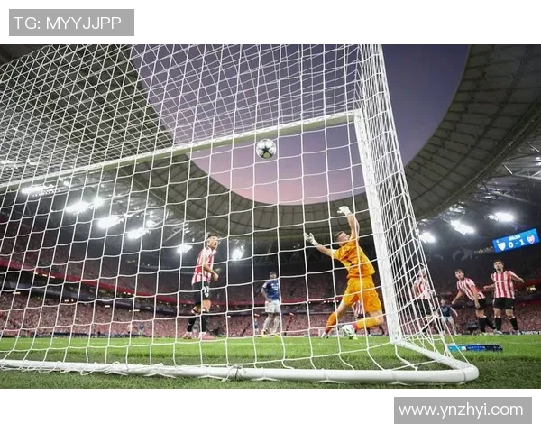 足球场上的武术奇才揭秘练武术的明星球员如何提升竞技水平