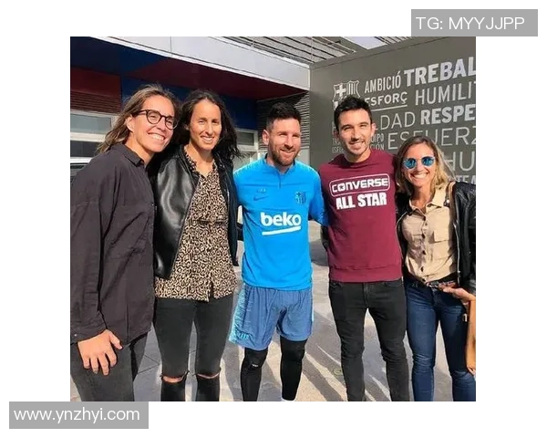 足球明星与路人亲密合照瞬间视频记录引发热议与关注 足球明星与路人亲密合照瞬间视频记录引发热议与关注