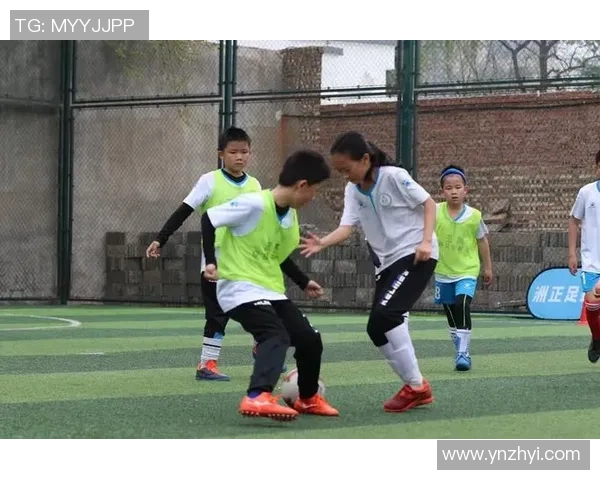 足球明星们的日常训练与比赛场地揭秘，看看他们整天都在哪踢球