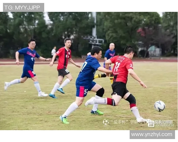 足球明星魅力四射的经典瞬间图片集锦，尽显他们的风采与激情